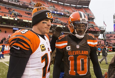 Zase to nevylo. Quaterback Cincinnati Bengals Andy Dalton (14) utuje kolegu...