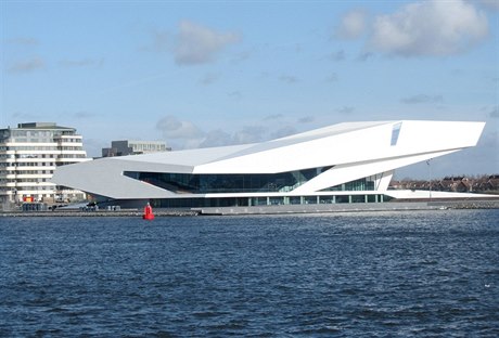 Dobe se daní napíklad v Nizozemsku. Na snímku amsterdamská budova Eye