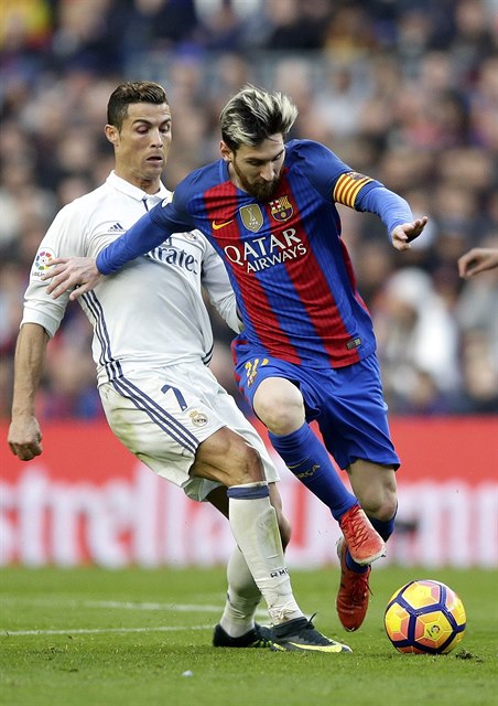 Cristiano Ronaldo (vlevo) a Lionel Messi