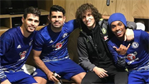 Diego Costa (druhý zleva) se spoluhráči z Chelsea a s pivem v ruce. | na serveru Lidovky.cz | aktuální zprávy