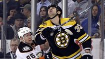 Útočník Anaheimu Ondřej Kaše (86) a obránce Bostonu Zdeno Chára (33). | na serveru Lidovky.cz | aktuální zprávy