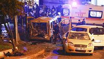 Policie a ambulance na mst inu v centru Istanbulu