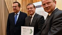 Ministr obchodu a průmyslu Jan Mládek (vlevo) předal 12. prosince v Praze... | na serveru Lidovky.cz | aktuální zprávy