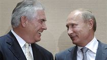 Rusk prezident Vladimir Putin a f Exxon Mobile Rex Tillerson se pi jednn...