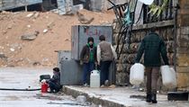 Civilist ve vchodnm Aleppu si nabraj vodu z kontejner.