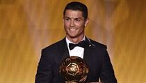 Cristiano Ronaldo se svým čtvrtým zlatým míčem. | na serveru Lidovky.cz | aktuální zprávy