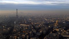 Krásný pohled na Paí z mrakodrapu Montparnasse momentáln kazí zneitné...
