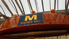 Mazaka je nov vybavena cisternou pro zavlaování travnatých tratí a vánoními...