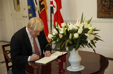 Britský ministr zahranií Boris Johnson podepisuje kondolenní knihu obtí...