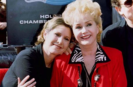 Debbie Reynolds se svou dcerou, herekou Carrie Fisher pot, co obdrela hvzdu...