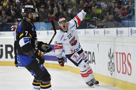 Spengler Cup 2016: Philippe Furrer z Lugana (vlevo) sleduje gólovou radost...