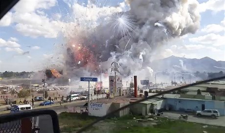 Výbuch na triti s pyrotechnikou v mexickém San Pablitu zachytil fotograf z...