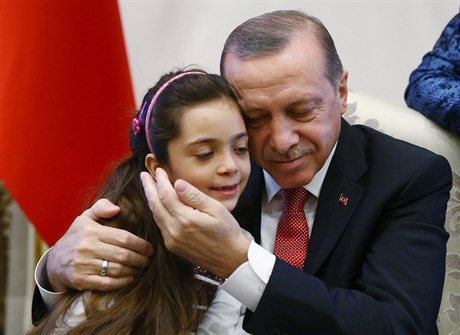 Turecký prezident Recep Tayyip Erdogan objímá sedmiletou dívku z Aleppa.