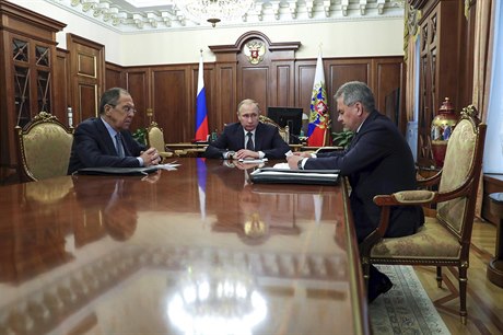 Ruský prezident Vladimir Putin, ministr zahranií  Sergey Lavrov (vpravo) a...