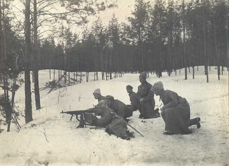 eskosloventí legionái pi boji v lese u Jekatrinburgu.
