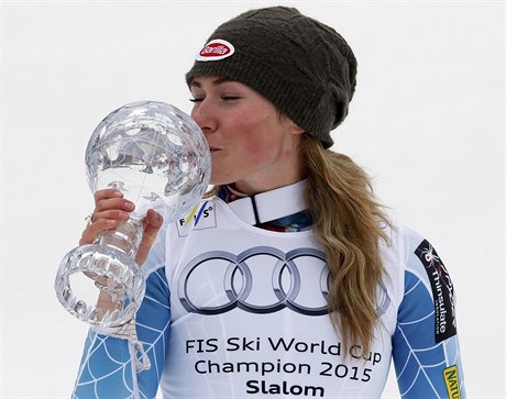 Malý glóbus u líbala Mikaela Shiffrinová tikrát. Nyní chce získat i ten velký.