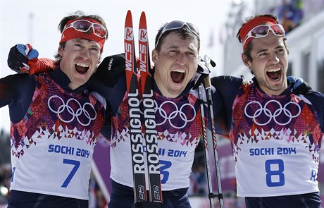 Zlatý Alexandr Legkov (uprosted), stíbrný Maxim Vyleganin (vlevo) a bronzový...