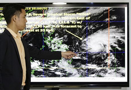Expert na poasí Benison Estareja ukazuje postup tajfunu Nock-Ten.