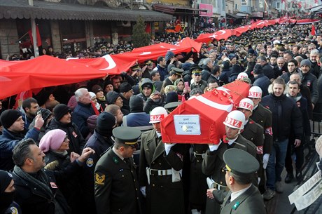 Lidé nesou rakev tureckého vojáka zabitého Islámským státem v al-Babu.