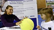 Dtsk charitativn exhibice s tenistkami Luci afovou (na snmku vlevo) a...
