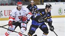 Spengler Cup 2016: Gregory Hofmann z Lugana (vpedu) pronsledovan Bedichem...