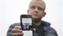 Ariel Žurawski ukazuje fotografii svého bratrance a řidiče kamionu, Lukasze... | na serveru Lidovky.cz | aktuální zprávy