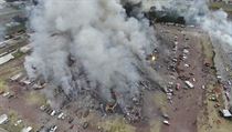 Zbry pozen dronem ukazuj, jak rozshl vbuch na trhu s pyrotechnikou byl.