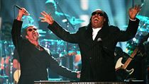 George Michael a Stevie Wonder pi vystoupen v roce 1997.
