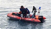 Záchranáři vyzvedávají trosky letounu Tu-154. | na serveru Lidovky.cz | aktuální zprávy