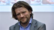 Radek Kebrle, který operoval Petru Kvitovou, se usmívá u otázek novinářů. | na serveru Lidovky.cz | aktuální zprávy