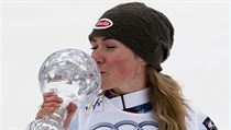 Americk lyaka Mikaela Shiffrinov pevzala mal glbus.