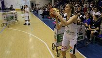 Karolína Elhotová při střelbě na koš | na serveru Lidovky.cz | aktuální zprávy