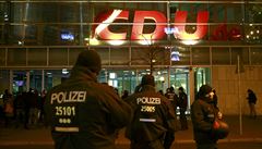 Nmecká policie stojí ped sídlem CDU v Berlín po zaátku protestu píznivc...