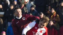 Momentka ze Silvestrovského derby internacionálů 2016 (Libor Sionko a Ivo Ulich... | na serveru Lidovky.cz | aktuální zprávy