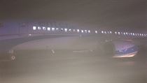 Boieng 737 Enter Air v mlze ruzyskho letit.