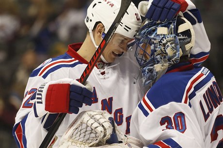 Obránce NY Rangers Nick Holden gratuluje brankái Henriku Lundqvistovi.