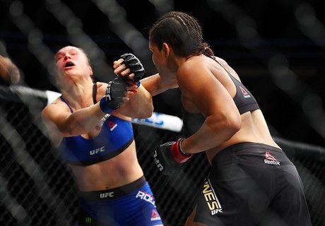 UFC 207: Amanda Nunesová bije Rondu Rouseyovou.