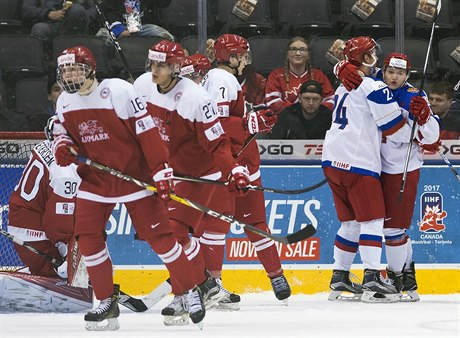 MS do dvaceti let: hokejisté Ruska slaví jeden z gól v dánské síti.