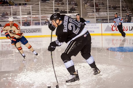 Zápas pod oteveným nebem mezi Bakersfield Condors a Ontario Reign.