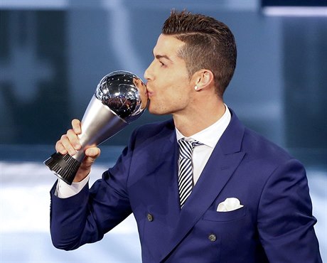 Cristiano Ronaldo líbá trofej pro nejlepího hráe svta v anket FIFA