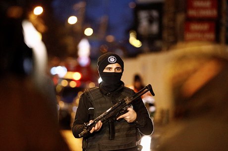 Turecký policista poblí noního klubu.