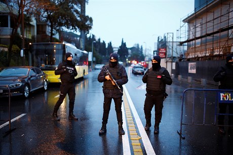 Policisté obsadili okolí klubu Reina.