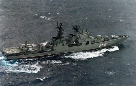 Ruský raketový torpédoborec Admiral Tribuc.