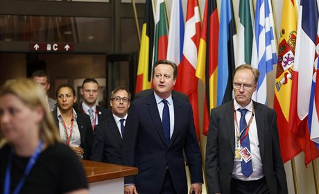 Britský velvyslanec pi EU Ivan Rogers (vpravo) s expremiérem Davidem Cameronem...