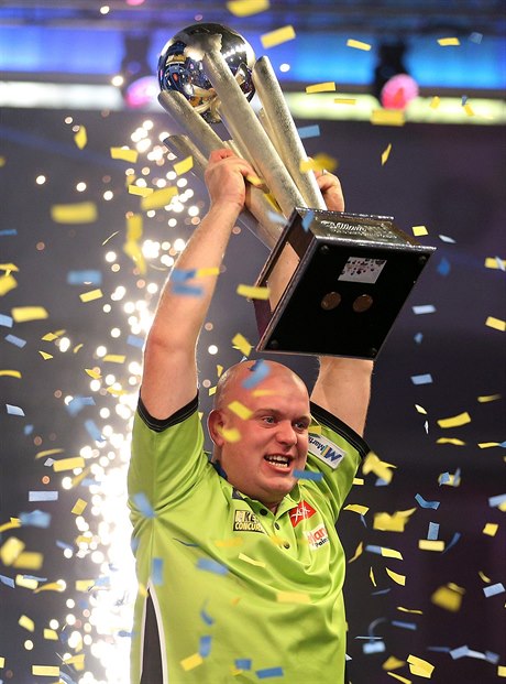 Michael van Gerwen se raduje z trofeje Sida Waddella pro mistra svta v ipkách.