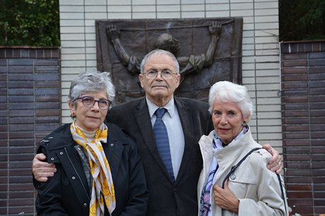 Hana Berger-Moranová, Mark Olsky a Eva Clarková na hornobízském hbitov.