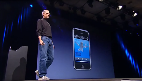 Zakladatel Applu a vizioná Steve Jobs s iPhonem.