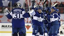 Centennial Classic: radost hokejistů Toronta (vpravo) Roman Polák. | na serveru Lidovky.cz | aktuální zprávy