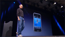 Steve Jobs představuje první generaci iPhonu. | na serveru Lidovky.cz | aktuální zprávy
