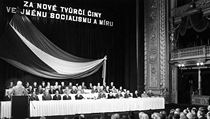Shromáždění umělců v Národním divadle. Zde se podepisovala takzvaná Anticharta Shromáždění umělců v Národním divadle. Zde se podepisovala takzvaná Anticharta